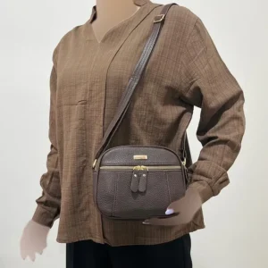 کیف زنانه چرم طرح کنفی چهار زیپ کد 1380 با بند دوشی قابل تنظیم کیف زنانه چرم طرح کنفی چهار زیپ کد 1380 با بند دوشی قابل تنظیم